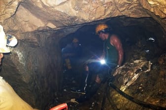Arbeiter in einer illegalen Goldmine in Ecuador: Immer wieder kommt es in solchen Anlagen zu schweren Unglücken. (Symbolfoto)