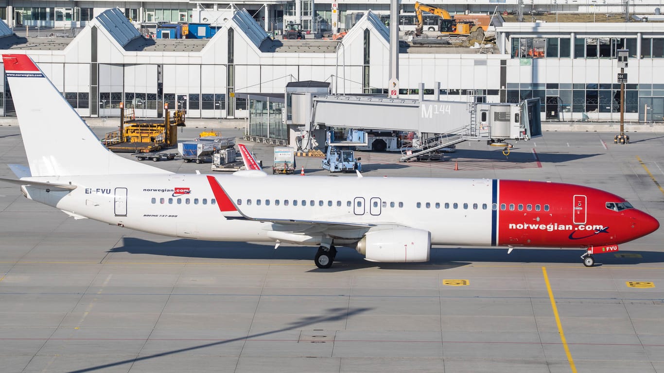 Flugzeug von Norwegian Air (Symbolbild): Die Airline ist hoch verschuldet.