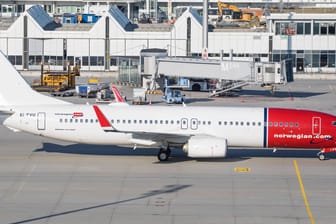Flugzeug von Norwegian Air (Symbolbild): Die Airline ist hoch verschuldet.