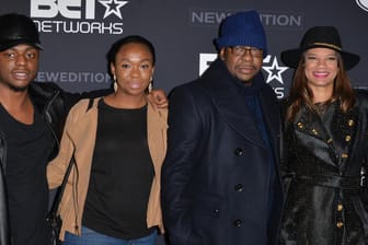 Bobby Brown Jr. zusammen mit einer unbekannten Frau, seinem Vater Bobby Brown und Alicia Brown 2017.