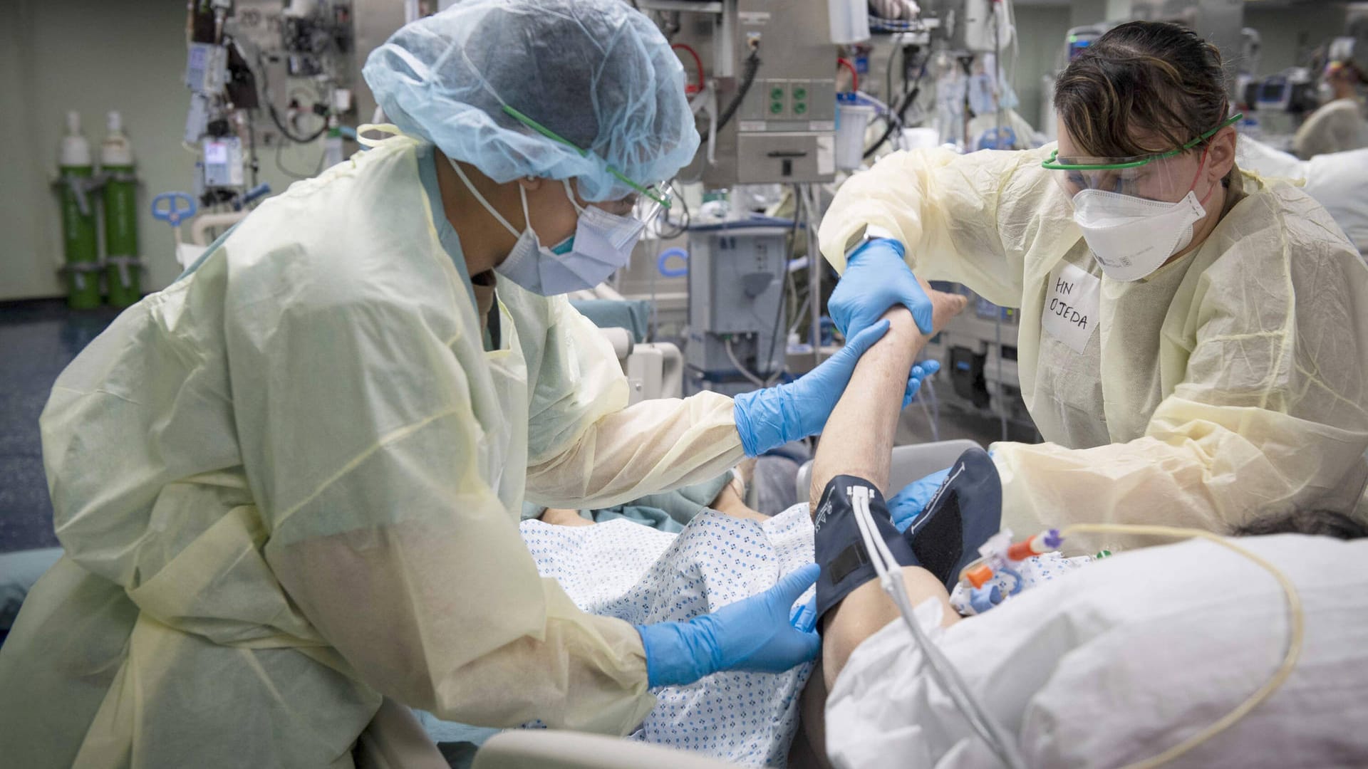 New York: Ärzte checken den Blutdruck eines Corona-Patienten. An einem Tag starben in den USA fast 1.900 Infizierte. New York: Ärzte checken den Blutdruck eines Corona-Patienten. An einem Tag starben in den USA fast 1.900 Infizierte.