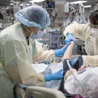 New York: Ärzte checken den Blutdruck eines Corona-Patienten. An einem Tag starben in den USA fast 1.900 Infizierte.