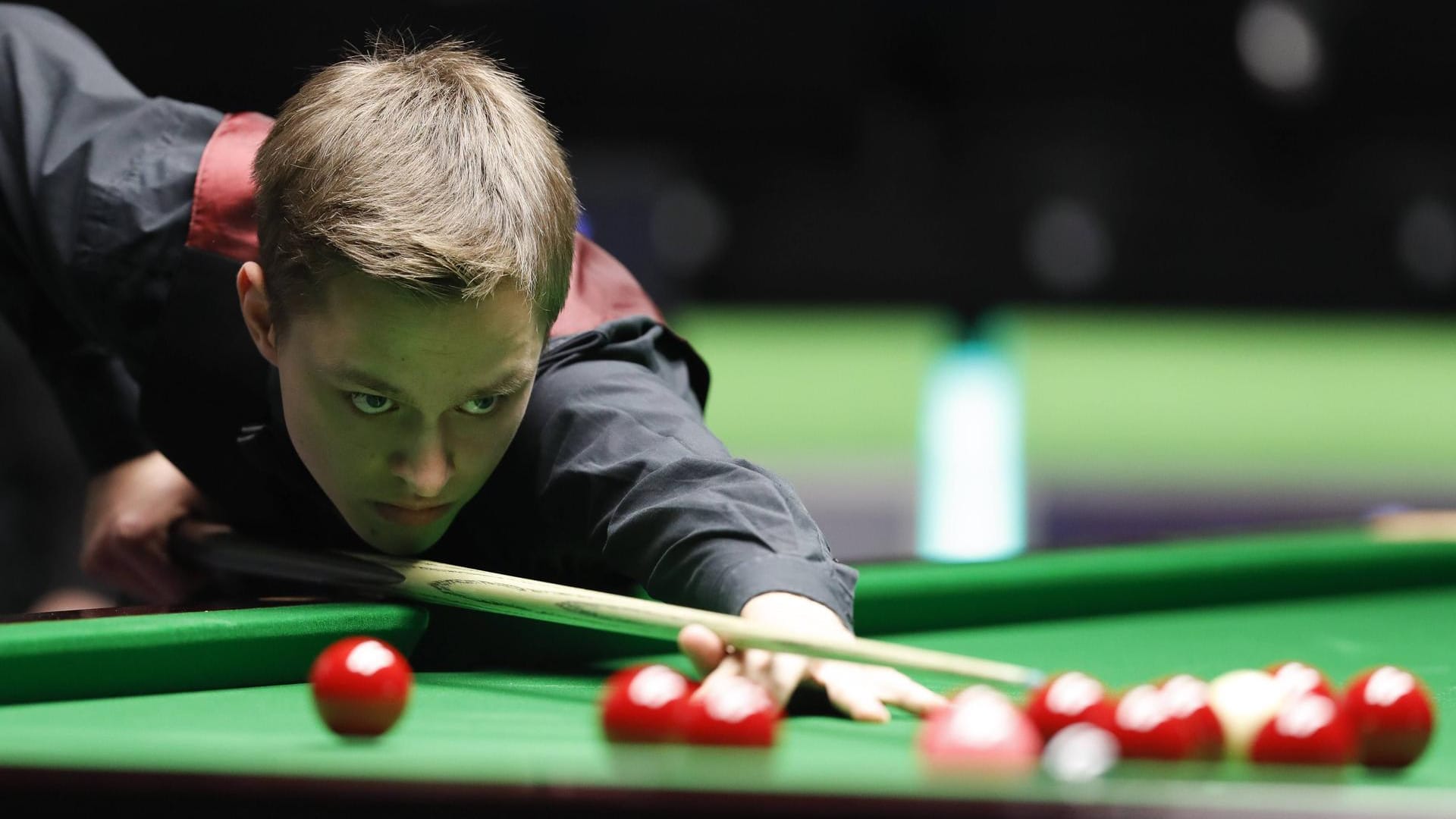 Lukas Kleckers konzentriert sich beim Snooker: Der Essener hat Ex-Weltmeister Mark Selby zu null besiegt.