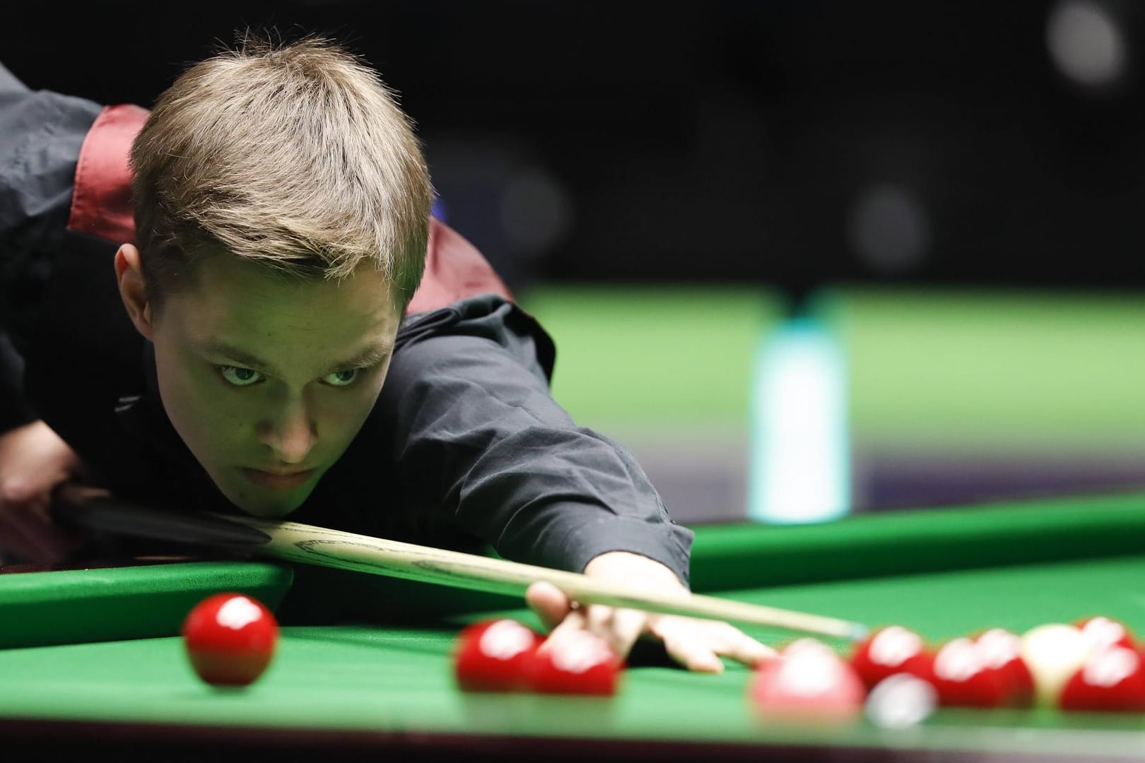 Lukas Kleckers konzentriert sich beim Snooker: Der Essener hat Ex-Weltmeister Mark Selby zu null besiegt.