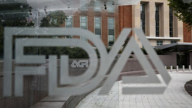 Der Sitz der US-Behörde für Lebens- und Arzneimittel (FDA) in MAryland ist hinter einer Scheibe mit dem Logo der Behörde zu sehen. Der Sitz der US-Behörde für Lebens- und Arzneimittel (FDA) in MAryland ist hinter einer Scheibe mit dem Logo der Behörde zu sehen.