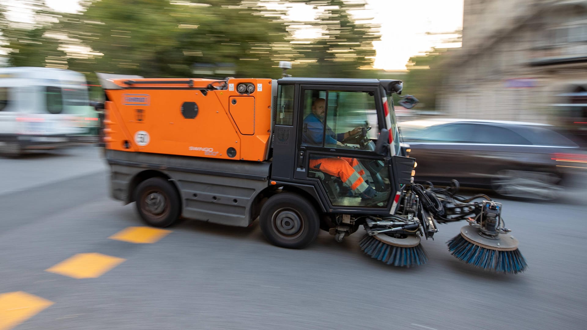 Kehrmaschine bei der Fahrt (Symbolbild): Bei einem Unfall in Bonn ist eine Straßenkehrmaschine umgekippt. Kehrmaschine bei der Fahrt (Symbolbild): Bei einem Unfall in Bonn ist eine Straßenkehrmaschine umgekippt.