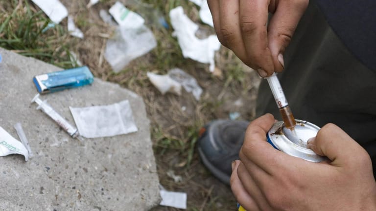 Drogenkonsum: Ein Drogenabhängiger zieht eine Mischung aus Heroin und Kokain. Der Leiter des Drogendezernats Berlin wünscht sich mehr Aufklärung und Prävention, um die Zahl der Abhängigen zu reduzieren.
