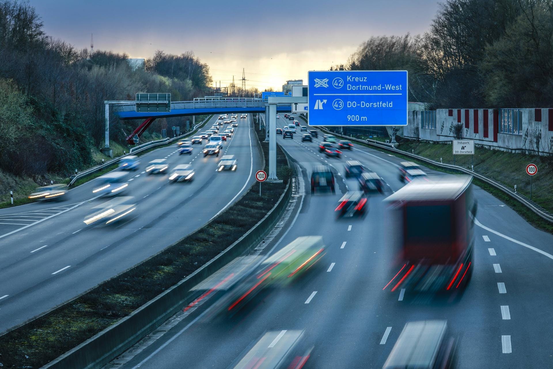 A40 bei Dortmund (Symbolbild): Nach der Anschlussstelle Dortmund-Lütgendortmund hat sich ein Verkehrsunall ereignet.