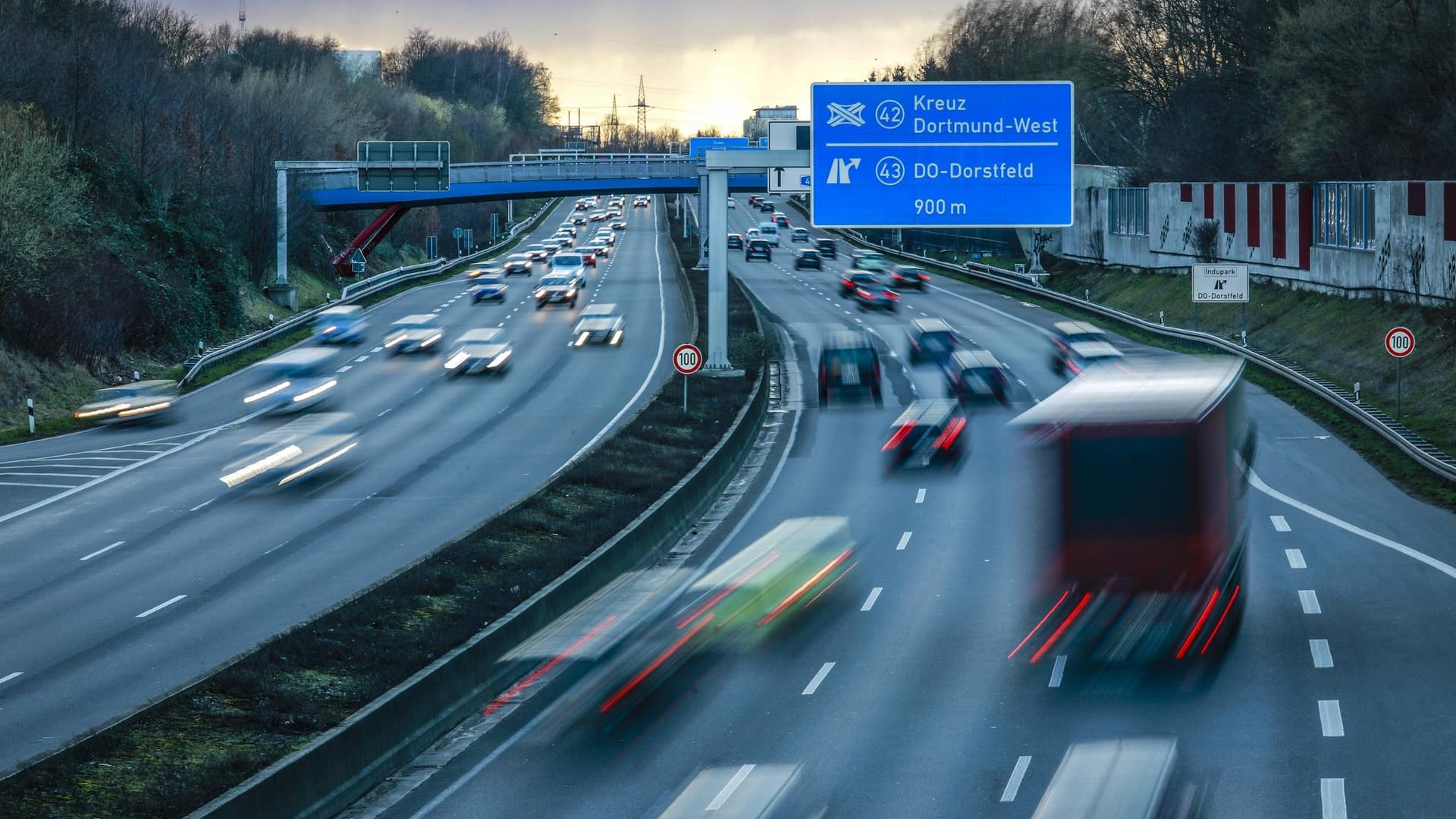 A40 bei Dortmund (Symbolbild): Nach der Anschlussstelle Dortmund-Lütgendortmund hat sich ein Verkehrsunall ereignet.