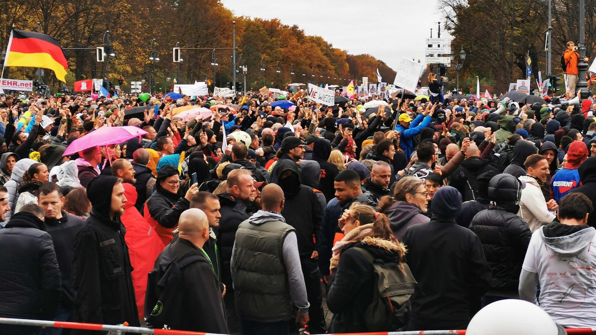 Demonstration in Berlin: Etwa 7.000 Menschen protestierten gegen die Reform des Infektionsschutzgesetzes.