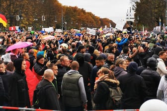 Demonstration in Berlin: Etwa 7.000 Menschen protestierten gegen die Reform des Infektionsschutzgesetzes.