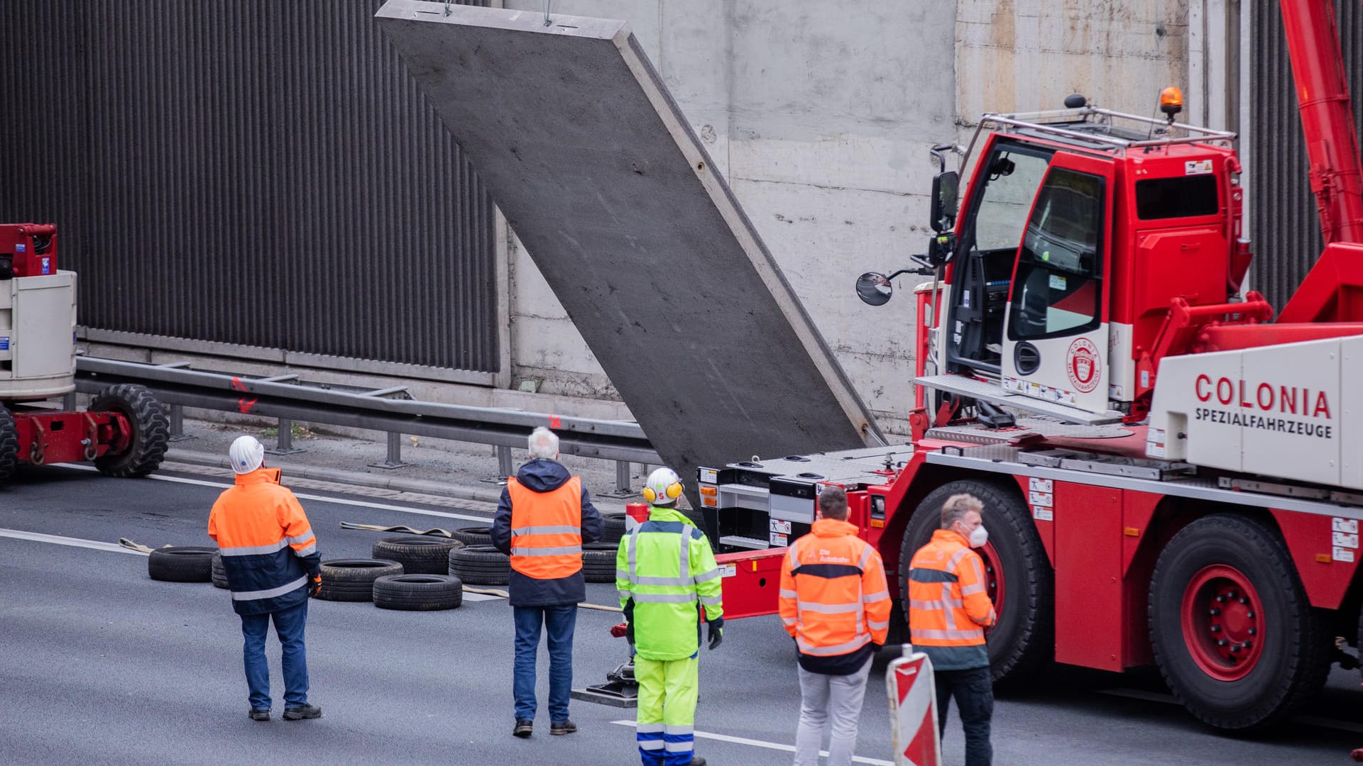 Eine entfernte Betonplatte wird auf der A3 verladen: Nach dem tödlichen Unfall werden landesweit Lärmschutzwände untersucht.