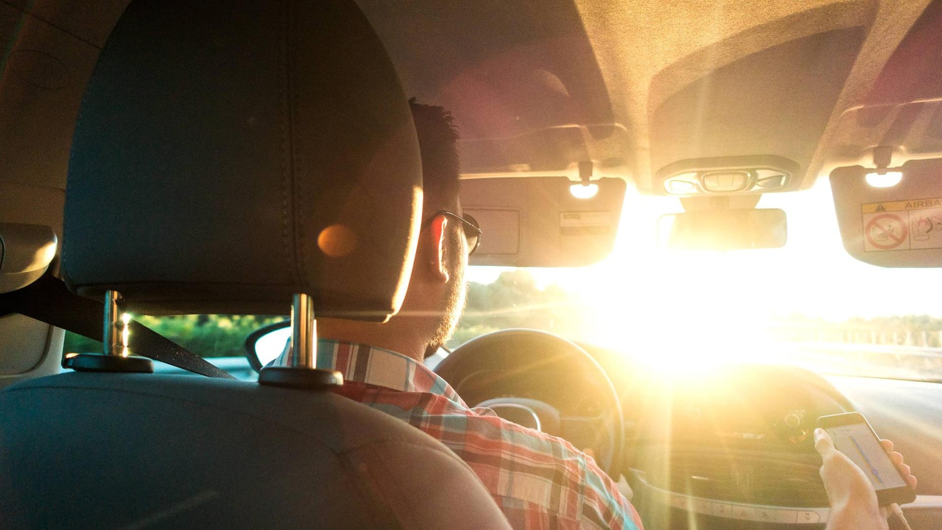 Sonne blendet einen Autofahrer (Symbolbild): Die Polizei warnt nach einem Unfall in Hagen vor blendender Sonne.