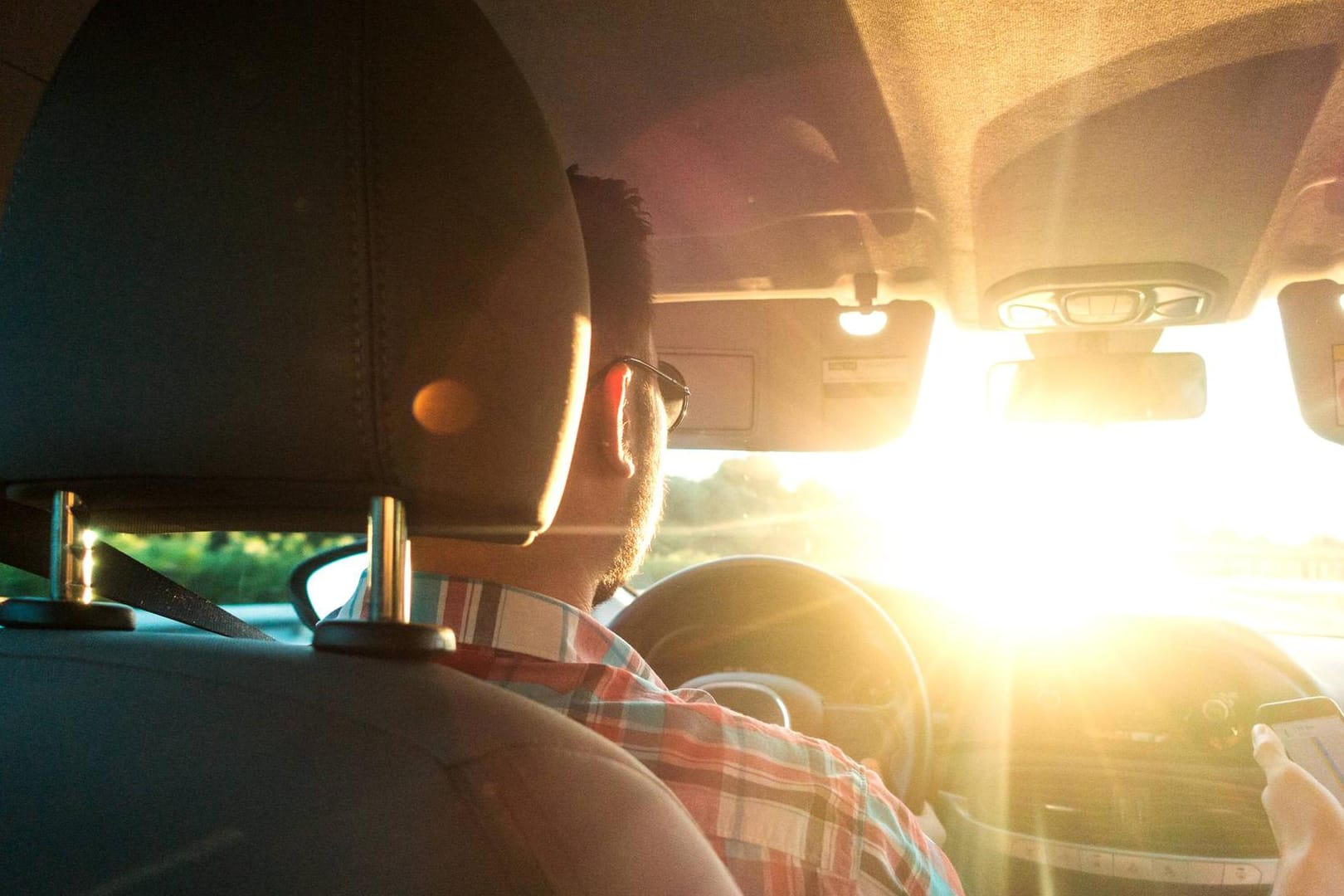 Sonne blendet einen Autofahrer (Symbolbild): Die Polizei warnt nach einem Unfall in Hagen vor blendender Sonne.