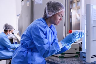 Eine Wissenschaftlerin holt eine DNA-Probe aus einem Tiefkühler: Die Kühlkette ist die größte Herausforderung bei der Verteilung eines Impfstoffes gegen das Coronavirus.