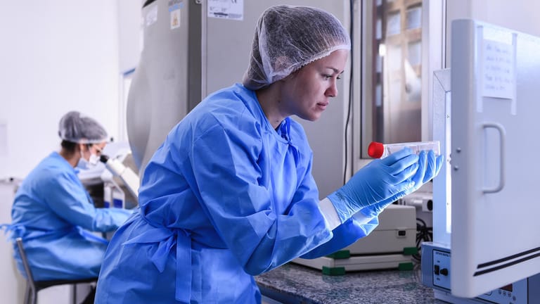 Eine Wissenschaftlerin holt eine DNA-Probe aus einem Tiefkühler: Die Kühlkette ist die größte Herausforderung bei der Verteilung eines Impfstoffes gegen das Coronavirus.