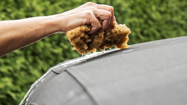 Pflegetipps: Um Schäden zu vermeiden, reinigen Cabriobesitzer das Stoffverdeck ihres Fahrzeugs möglichst sanft.