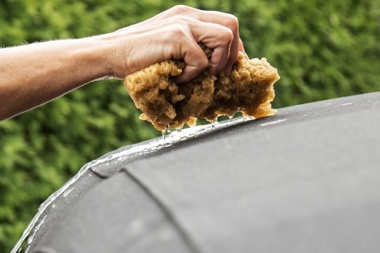 Pflegetipps: Um Schäden zu vermeiden, reinigen Cabriobesitzer das Stoffverdeck ihres Fahrzeugs möglichst sanft.