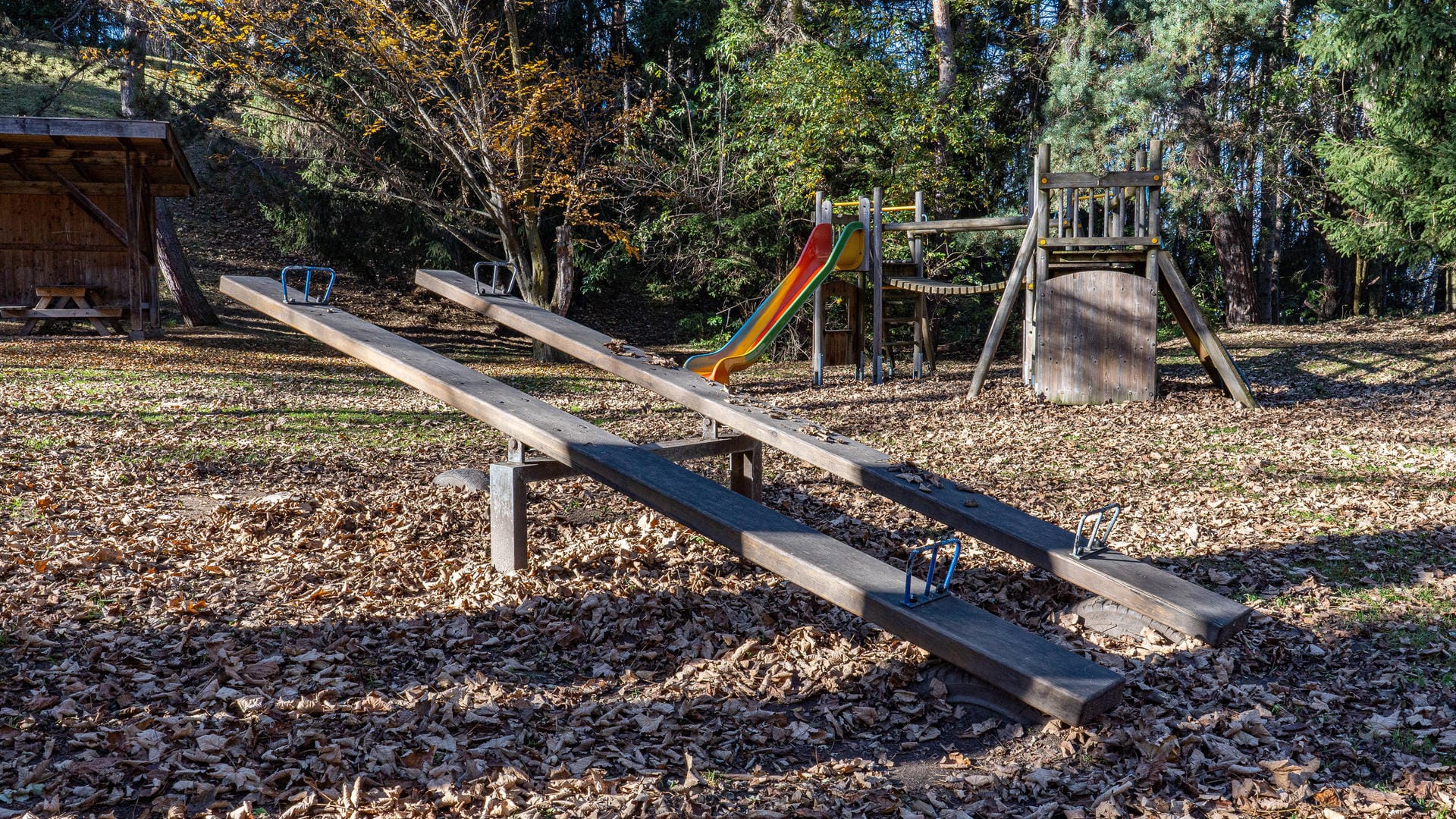 Spielplatz: Ein Junge hat sich beim Spielen selbst stranguliert und starb. (Symbolbild) Spielplatz: Ein Junge hat sich beim Spielen selbst stranguliert und starb. (Symbolbild)