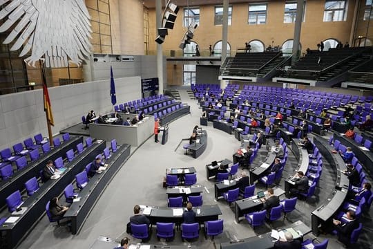 Anja Karliczek (CDU), Bundesministerin für Bildung und Forschung, spricht im Plenum im Bundestag.