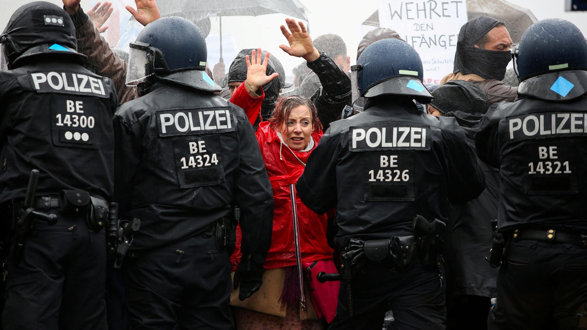 Die Polizei beregnete die Protestler: "Wir müssen einfach diese Geduld aufbringen", sagt Jörg Radke.