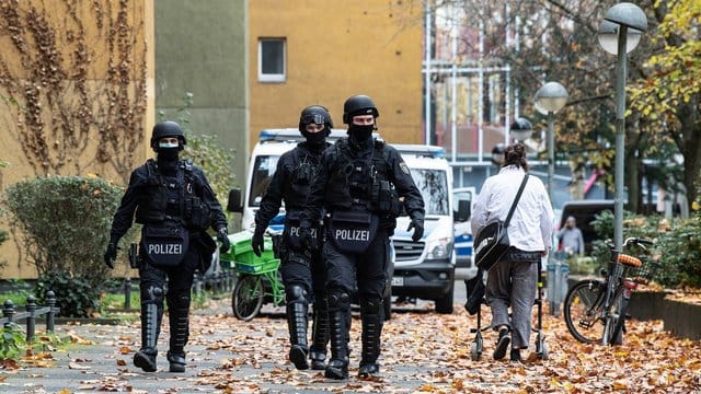 Polizeibeamte gehen zu einem Wohnhaus in Berlin.