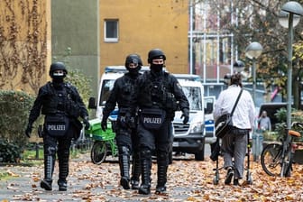 Polizeibeamte gehen zu einem Wohnhaus in Berlin.