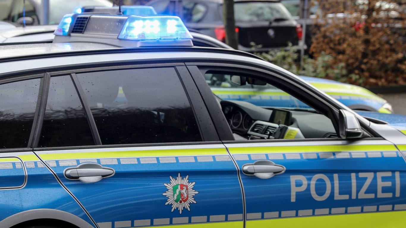 Leuchtendes Blaulicht auf zwei Einsatzfahrzeugen der Polizei: Ein Transporter hat in Wuppertal zwei Autos beschädigt.