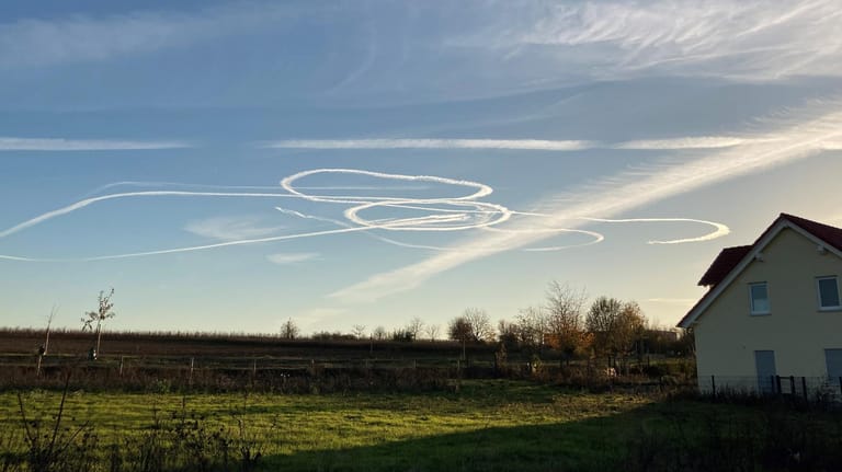 Zeichen am Himmel über dem Stadtteil Ebersheim in Mainz: Die Kondensstreifen zweier Kampfflugzeuge haben für Spekulationen gesorgt.