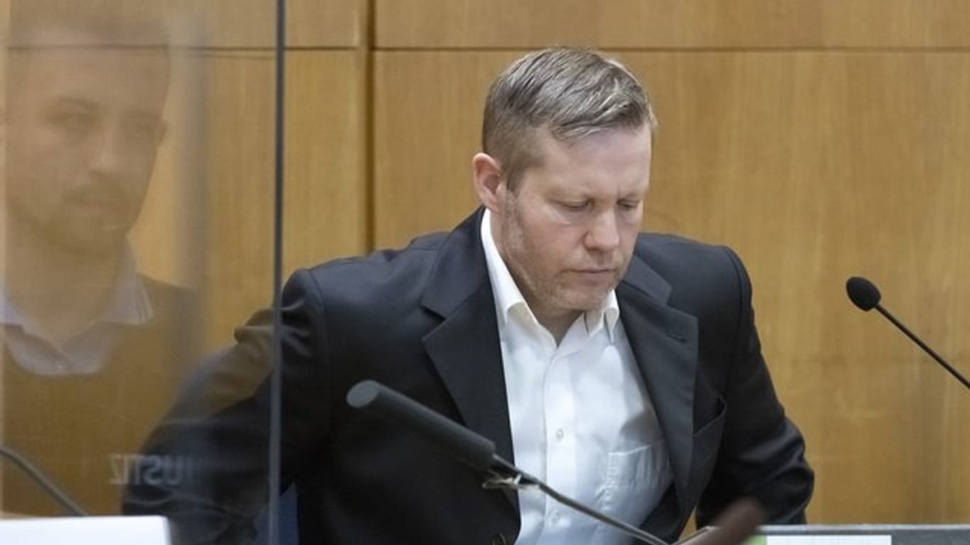 Der Hauptangeklagte Stephan Ernst wartet vor Verhandlungsbeginn im Gerichtssaal.