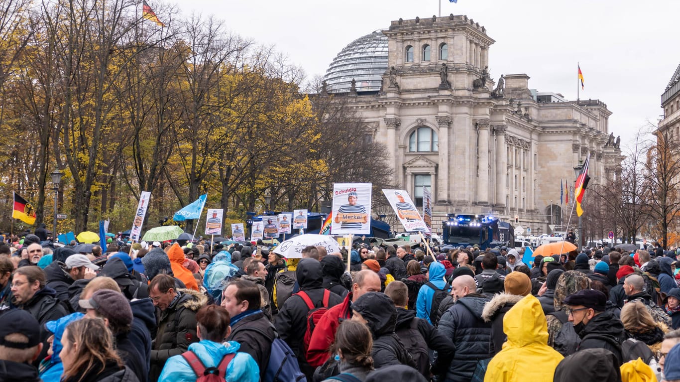 Demonstration: In Berlin demonstrierten am 18. November Tausende Menschen gegen die Corona-Politik.