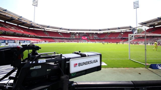 Die Einnahmen aus den Medien-Verträgen sind für die Fußball-Bundesligisten überlebenswichtig, doch sie sinken. Die Einnahmen aus den Medien-Verträgen sind für die Fußball-Bundesligisten überlebenswichtig, doch sie sinken.