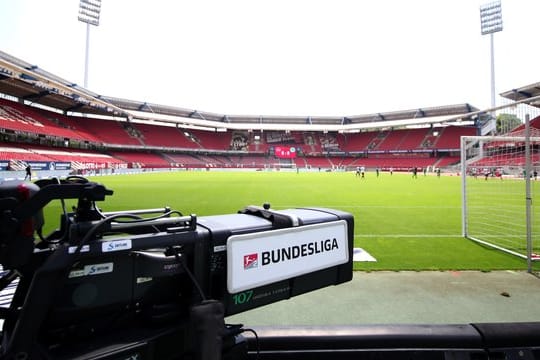 Die Einnahmen aus den Medien-Verträgen sind für die Fußball-Bundesligisten überlebenswichtig, doch sie sinken.