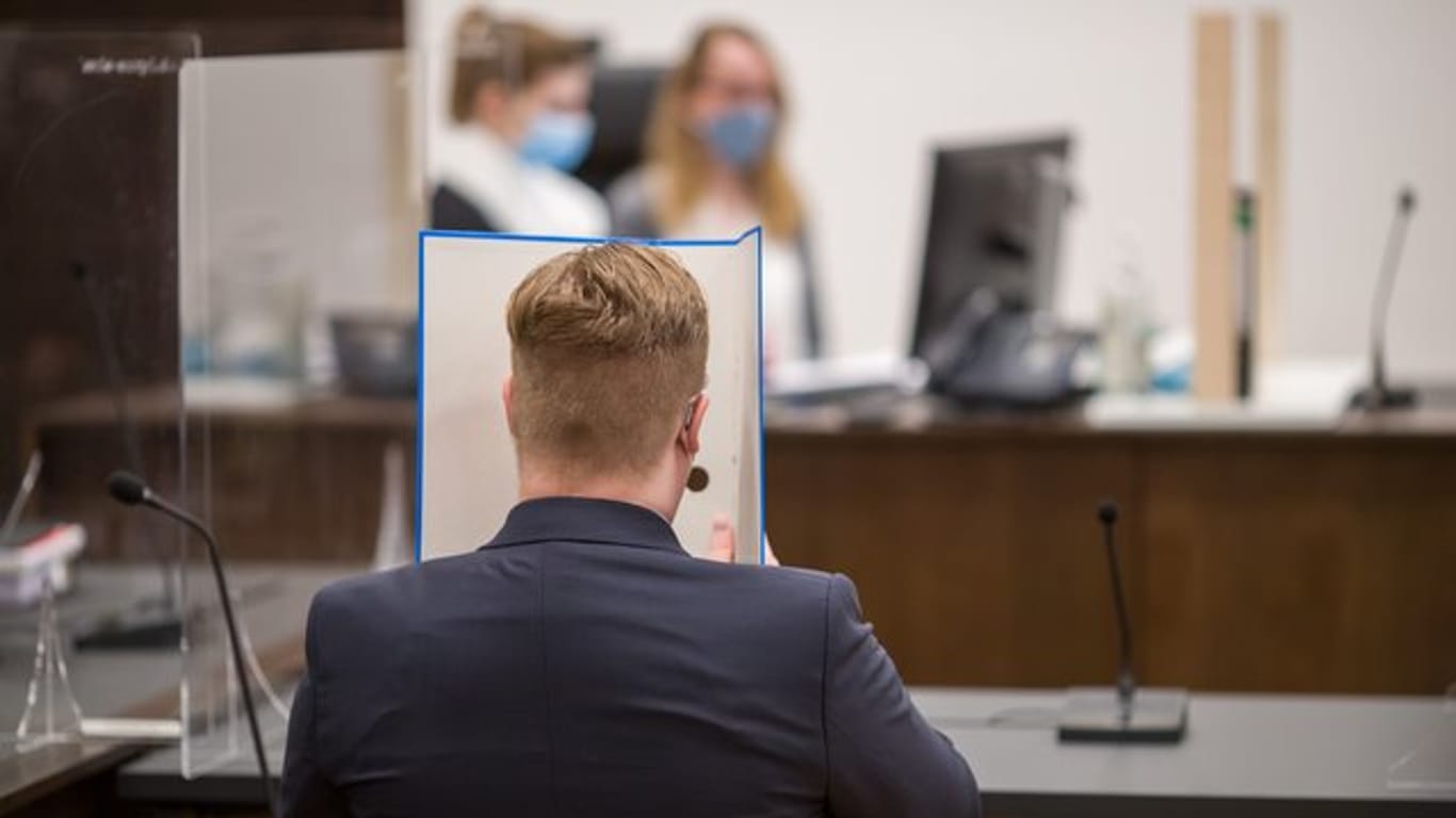 Der Angeklagte sitzt im Sitzungssaal im Strafjustizzentrum des Landgerichts Nürnberg-Fürth: Er hat die Vorwürfe gegen ihn bestritten.