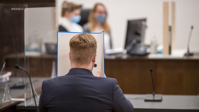 Der Angeklagte sitzt im Sitzungssaal im Strafjustizzentrum des Landgerichts Nürnberg-Fürth: Er hat die Vorwürfe gegen ihn bestritten. Der Angeklagte sitzt im Sitzungssaal im Strafjustizzentrum des Landgerichts Nürnberg-Fürth: Er hat die Vorwürfe gegen ihn bestritten.