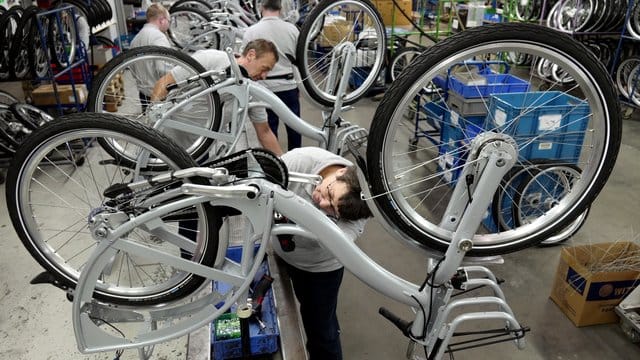 Mitarbeiter des Fahrradherstellers Sachsenring Bike montieren Fahrräder (Archivbild): Das Unternehmen ist pleite.