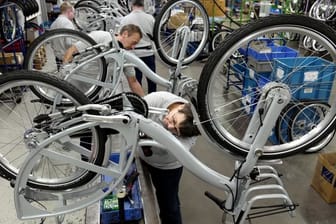 Mitarbeiter des Fahrradherstellers Sachsenring Bike montieren Fahrräder (Archivbild): Das Unternehmen ist pleite.