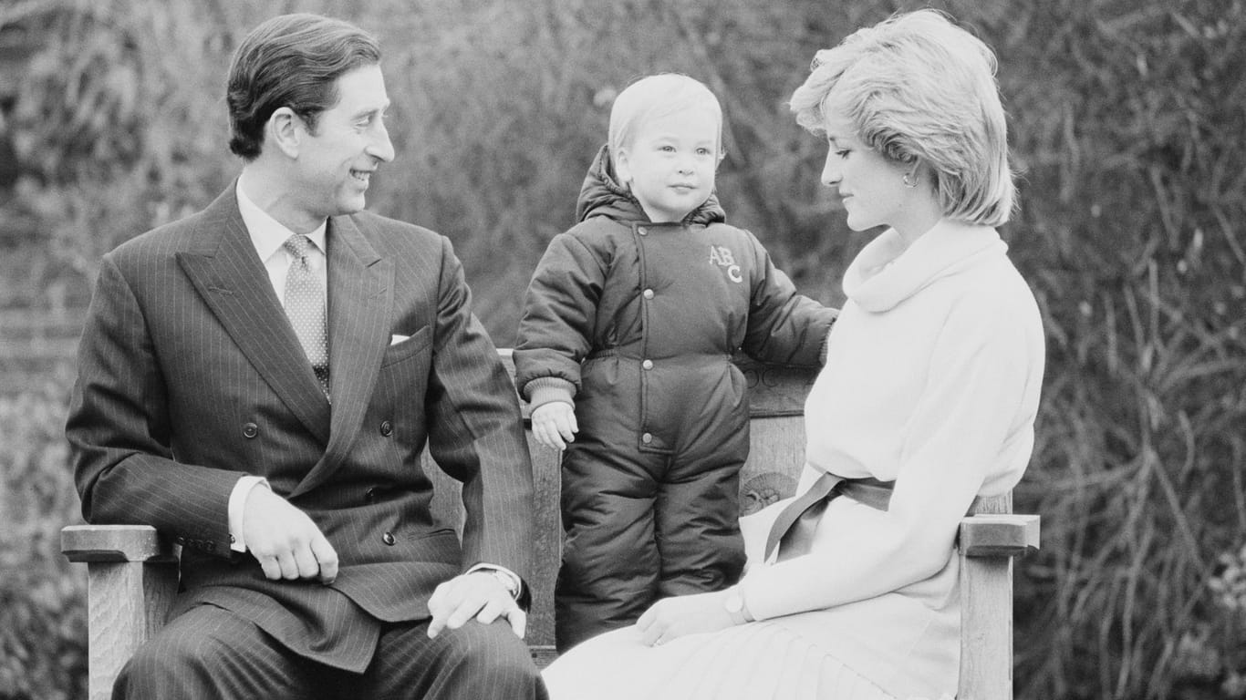 Prinz Charles und Prinzessin Diana mit Prinz William im Dezember 1983.