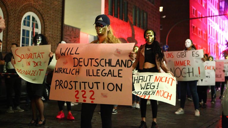 Demonstration für die Wiedereröffnung der Bordelle: Bereits im Sommer litten die Prostituierten unter den geschlossenen Bordellen und Finanzsorgen.