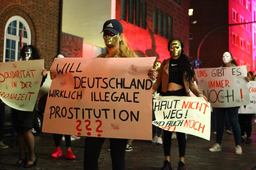 Demonstration für die Wiedereröffnung der Bordelle: Bereits im Sommer litten die Prostituierten unter den geschlossenen Bordellen und Finanzsorgen.