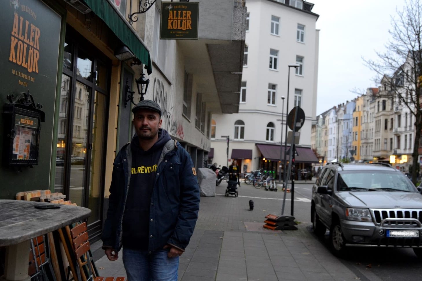 Gastronom Daniel Rabe steht vor seiner "Brasserie aller Kollör": Die Gaststätte hat er schon im Oktober geschlossen.