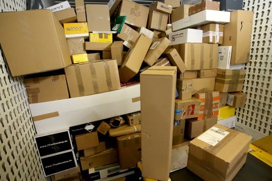 Dass die Paket-Lkw und -Lieferwagen aus allen Nähten platzen, ist inzwischen Alltag.