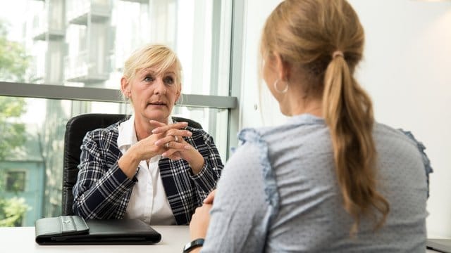 Tür zu: Ein Konfliktgespräch zwischen Ausbilderin und Auszubildender findet am besten unter vier Augen statt.