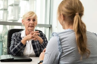 Tür zu: Ein Konfliktgespräch zwischen Ausbilderin und Auszubildender findet am besten unter vier Augen statt.