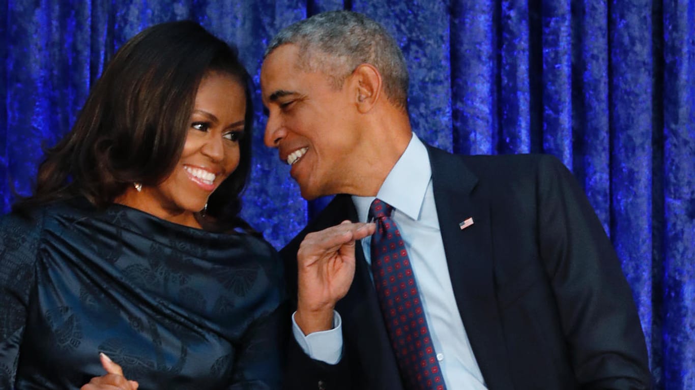 Michelle und Barack Obama bei einer Veranstaltung in Washington (Archivbild): Das Ex-Präsidentenpaar hat seit dem Abschied aus dem Weißen Haus Millionen Dollar verdient.