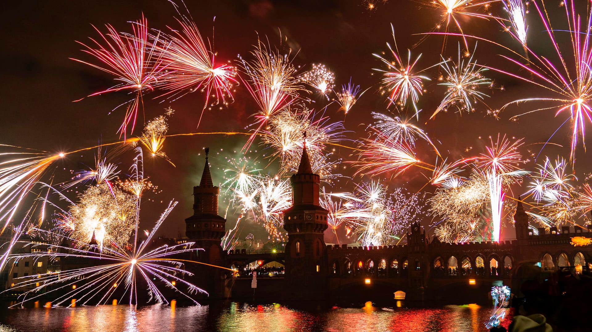 Feuerwerk über der Oberbaumbrücke in Berlin: In Politik und Gesellschaft wird ein Böllerverbot kontrovers diskutiert.