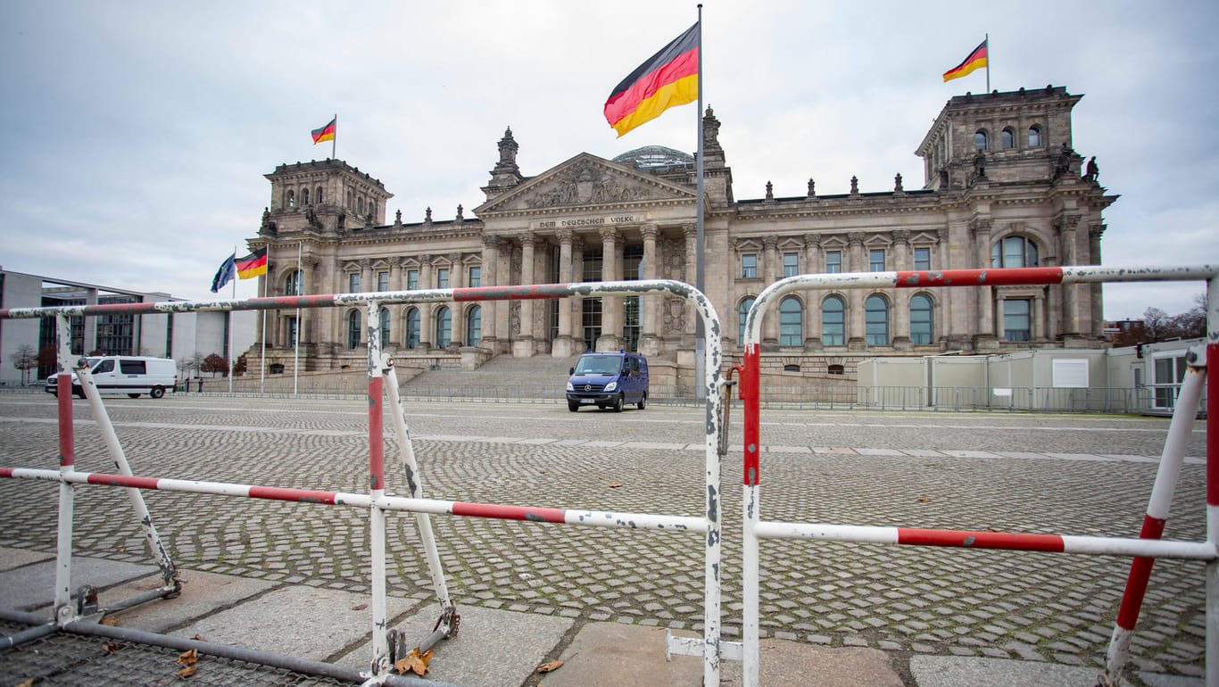 Polizeiabsperrungen vor dem Reichstag: AfD-Abgeordnete luden Störer in den Reichstag ein – das könnte nun ein juristisches Nachspiel haben.
