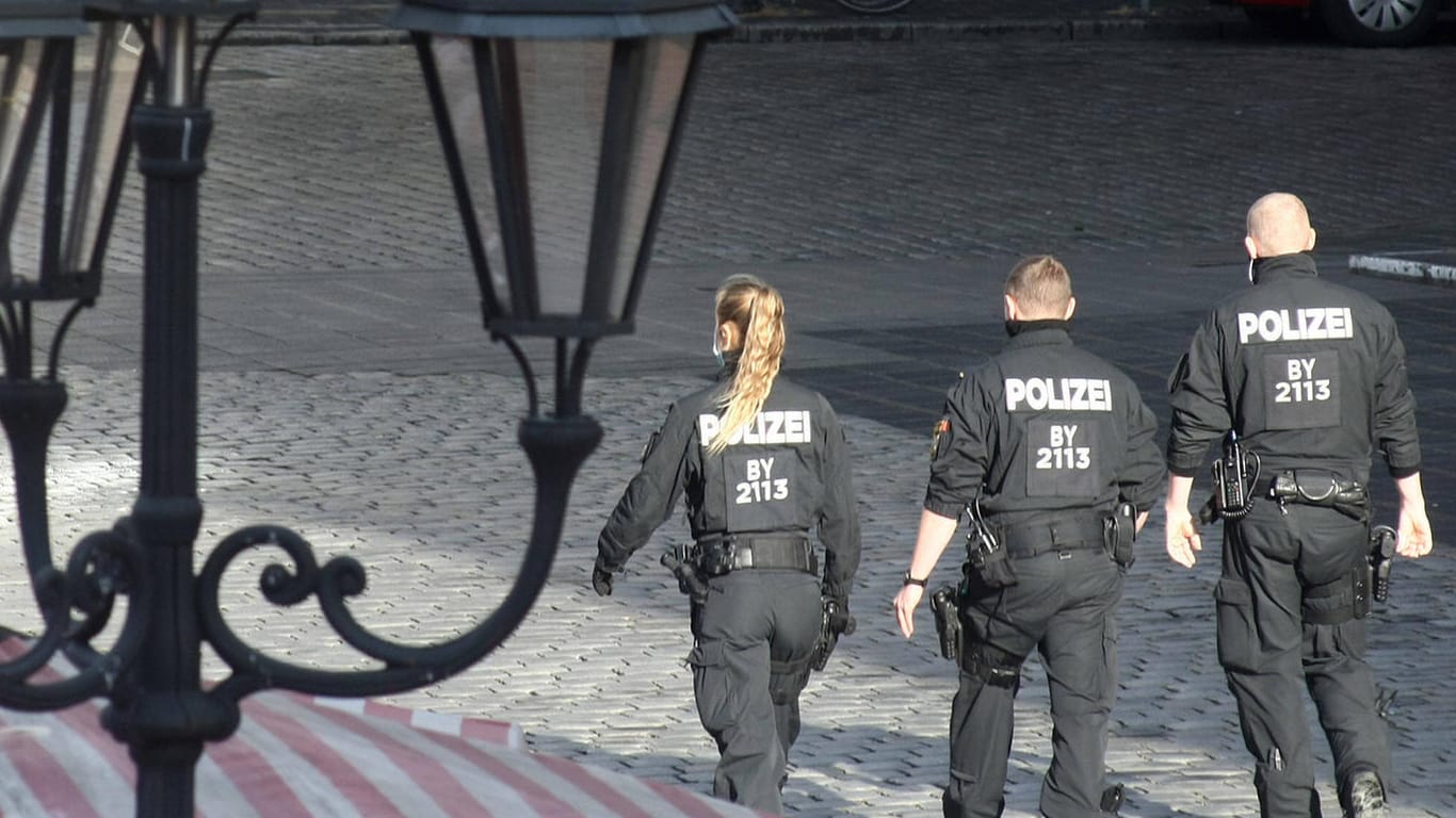 Polizei am Hauptmarkt in Nürnberg (Symbolbild): Die Polizei ermittelt regelmäßig gegen ausländische Banden, die in der Stadt mit Heroin dealen.