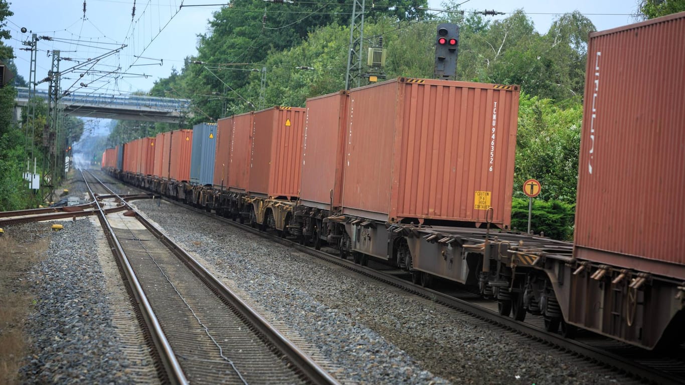 Ein Güterzug auf dem Weg nach Osnabrück: In Nordrhein-Westfalen hat eine Frau ihre Bahn verpasst – und suchte sich kurzerhand eine Alternative. (Symbolbild)