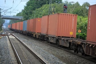 Ein Güterzug auf dem Weg nach Osnabrück: In Nordrhein-Westfalen hat eine Frau ihre Bahn verpasst – und suchte sich kurzerhand eine Alternative. (Symbolbild)